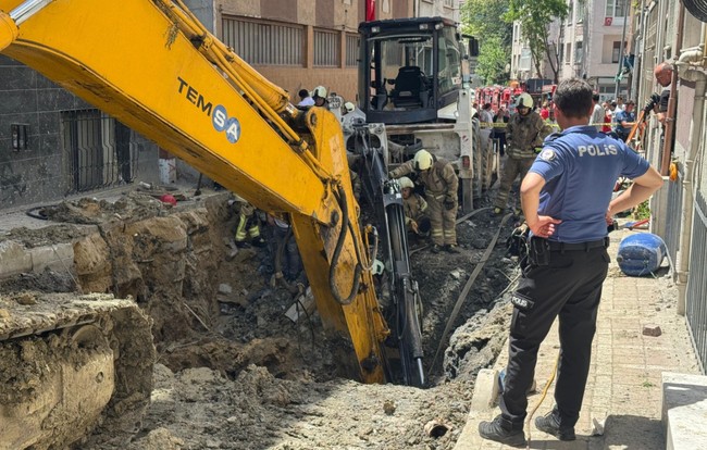 İSKİ'nin kanalizasyon çalışmasında yol çöktü! Göçük altında kalan işçinin kurtarılma anı kamerada