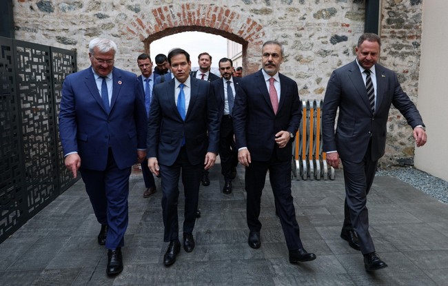 İstanbul'da tarihi zirve: Türkiye-ABD- Ukrayna heyetleri Dolmabahçe'de görüştü