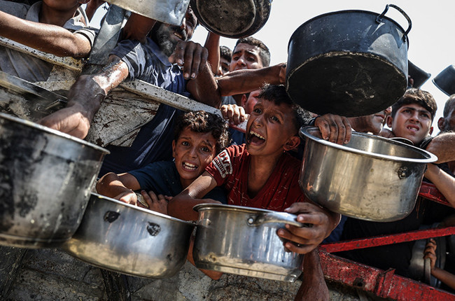 Bir avuç unu yerden toplayıp çantasına doldurdu! Gazzeli çocuğun çaresizliği, insanlığın utancı oldu - Resim : 4