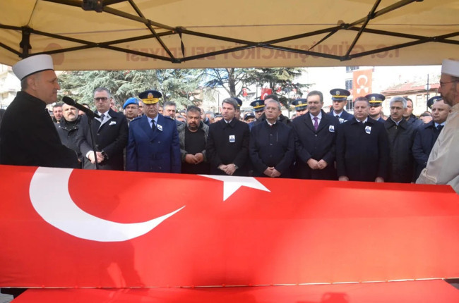 Amasya'da şehit astsubayın eşinin feryadı törene damga vurdu! "Dik tut başını, senin baban kahraman" - Resim : 3