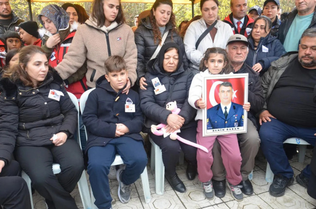 Amasya'da şehit astsubayın eşinin feryadı törene damga vurdu! "Dik tut başını, senin baban kahraman"