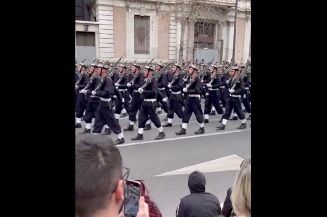 Atina’da Türkiye karşıtı skandal: Türkiye’ye küfreden Yunan askerlere ceza yağdı!