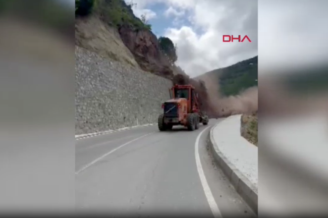 Artvin’de heyelan paniği: İş makinesi operatörü kayalardan son anda kurtuldu