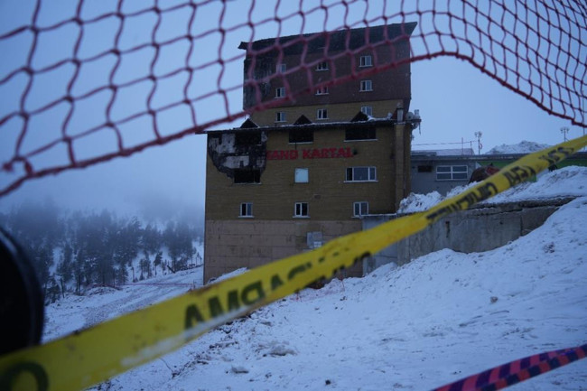 78 kişiye mezar olan Grand Kartal Otel'in önünde 'hatıra fotoğrafı' çektiren aile şoke etti! - Resim : 3