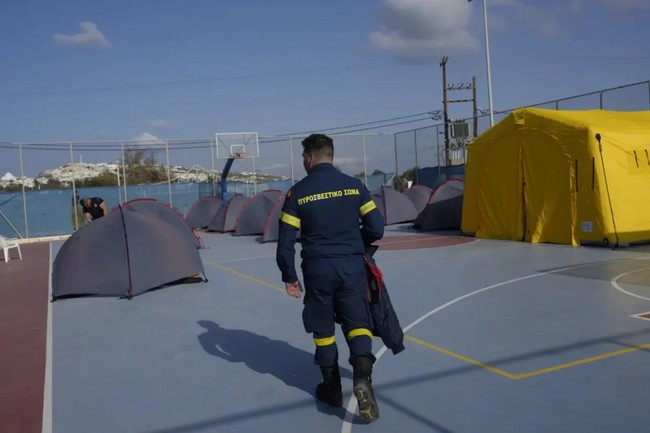 Heyelan başladı, dev kayalar deniz kayıyor! Ege deprem fırtınasından korkunç görüntüler! - Resim : 3