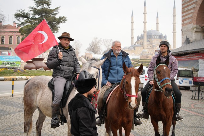 At sırtında İspanya'dan hacca gidiyorlar! Endülüslü Müslümanlar Türkiye'ye giriş yaptı! - Resim : 2