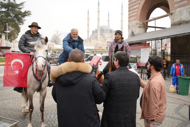 At sırtında İspanya'dan hacca gidiyorlar! Endülüslü Müslümanlar Türkiye'ye giriş yaptı!