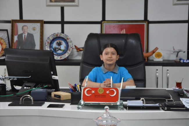 Demirci’de 23 Nisan coşkusu: Belediye başkanı koltuğunu çocuklara devretti - Resim : 2