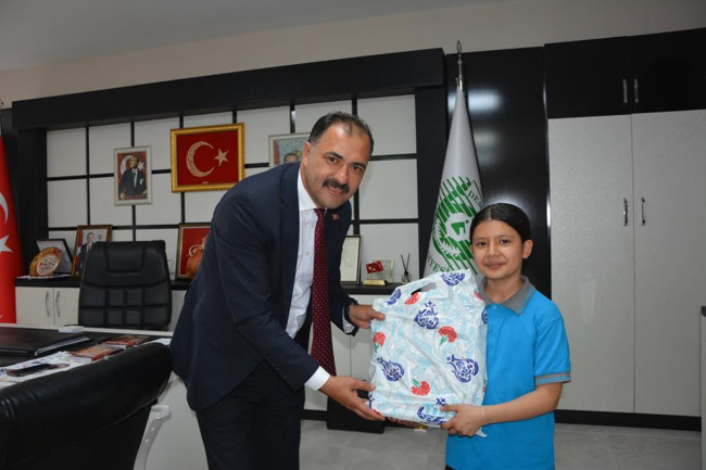 Demirci’de 23 Nisan coşkusu: Belediye başkanı koltuğunu çocuklara devretti