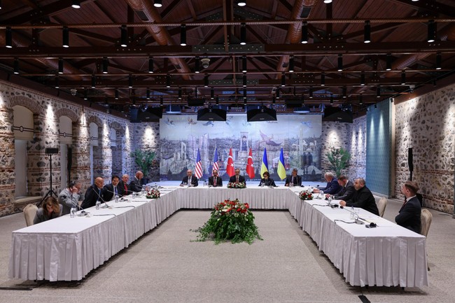 İstanbul'da tarihi zirve: Türkiye-ABD- Ukrayna heyetleri Dolmabahçe'de görüştü - Resim : 3