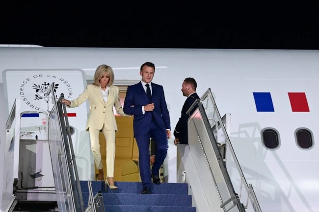 Dünya o tokadı konuşurken Macron çifti Endonezya’da el ele poz verdi! 'Buzları erittik' mesajı... - Resim : 2