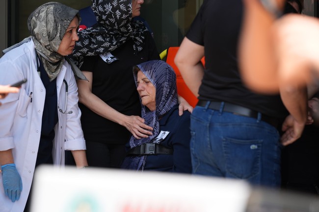 Ferdi Zeyrek'in annesi oğlunun tabutuna sarılırken fenalaştı... Cenaze töreninde yürek burkan anlar - Resim : 2