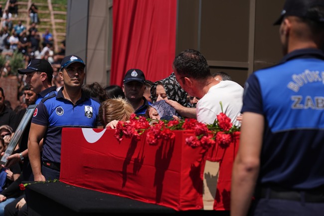 Ferdi Zeyrek'in annesi oğlunun tabutuna sarılırken fenalaştı... Cenaze töreninde yürek burkan anlar - Resim : 3