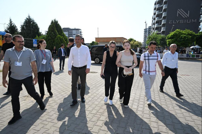 Özgür Özel söz vermişti... Ferdi Zeyrek’in kızı Nehir’i TYT sınavına bizzat götürdü