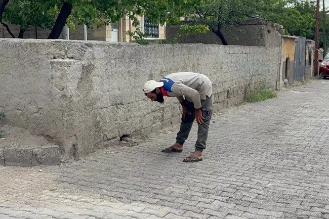 Denetimden kaçarken yakalandı, polis gelince namaza durdu! Namaz sonrası 23 bin TL ceza yedi...