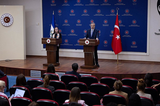 Hakan Fidan'dan Suriyeli gruplara ve İsrail'e uyarı: Suriye’yi bölmeye kalkarsanız müdahale ederiz