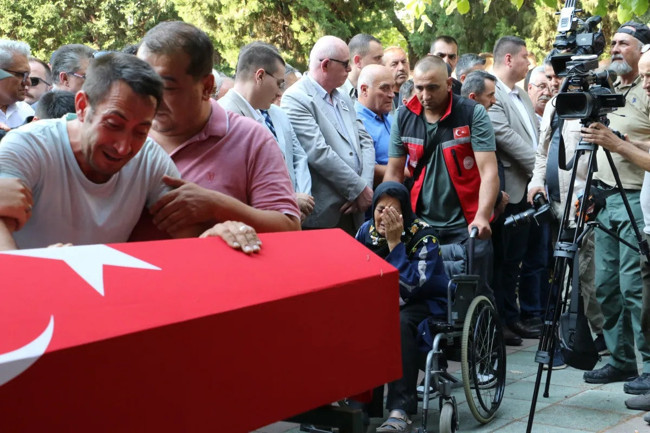 Orman şehidi Eyüp Dereli’nin cenazesinde oğlunun feryadı yürek yaktı: Baba ben sensiz ne yapacağım? - Resim : 3