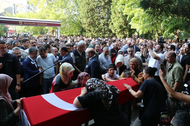 Orman şehidi Eyüp Dereli’nin cenazesinde oğlunun feryadı yürek yaktı: Baba ben sensiz ne yapacağım? - Resim : 2