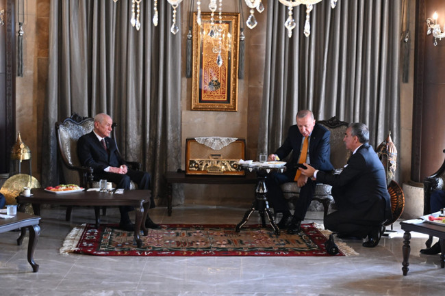 Bahçeli’den Erdoğan’a Ahlat'ta özel armağan: “Canların Türküsü” ve "Kardeşlik Türküsü" ilk kez dinletildi