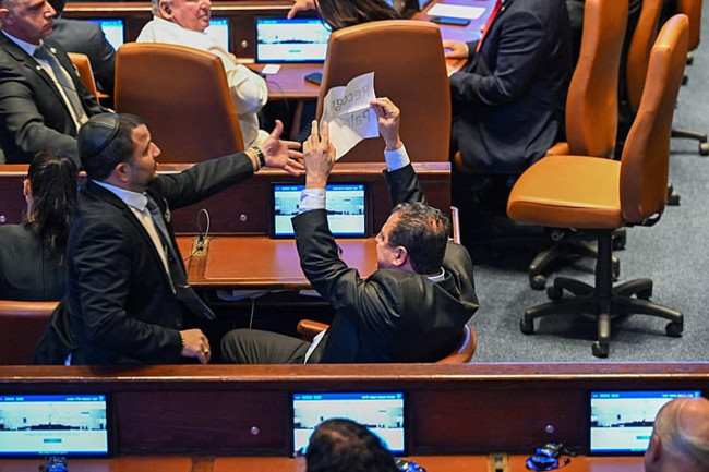 İsrail Meclisi’nde Trump’a “Filistin’i tanı!” protestosu: Milletvekilleri salondan atıldı! - Resim : 5