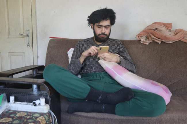 Hatay'da 3 yıldır evden çıkmayan Barış'ı kuaföre ve hamama götürdüler! "Banyo güzeldi ama hiçbir şey değişeceğini sanmıyorum" - Resim : 2