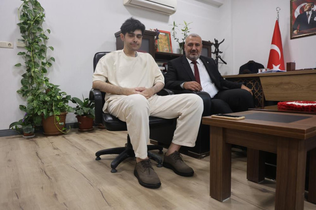 Hatay'da 3 yıldır evden çıkmayan Barış'ı kuaföre ve hamama götürdüler! "Banyo güzeldi ama hiçbir şey değişeceğini sanmıyorum" - Resim : 3