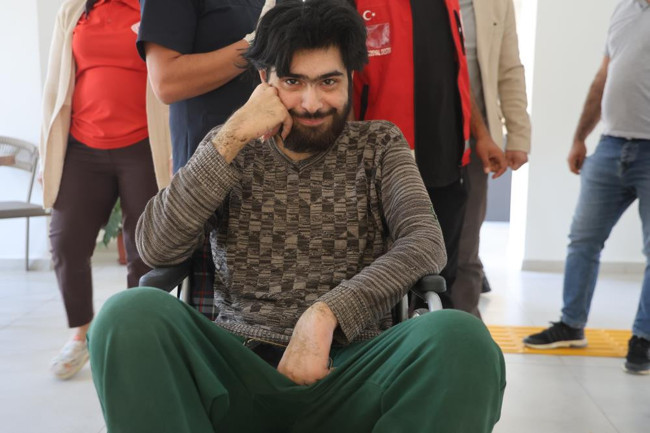 Hatay'da 3 yıldır evden çıkmayan Barış'ı kuaföre ve hamama götürdüler! "Banyo güzeldi ama hiçbir şey değişeceğini sanmıyorum" - Resim : 6