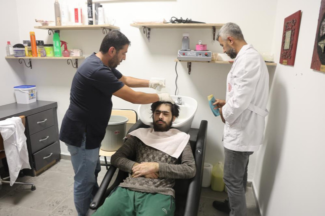 Hatay'da 3 yıldır evden çıkmayan Barış'ı kuaföre ve hamama götürdüler! "Banyo güzeldi ama hiçbir şey değişeceğini sanmıyorum" - Resim : 8