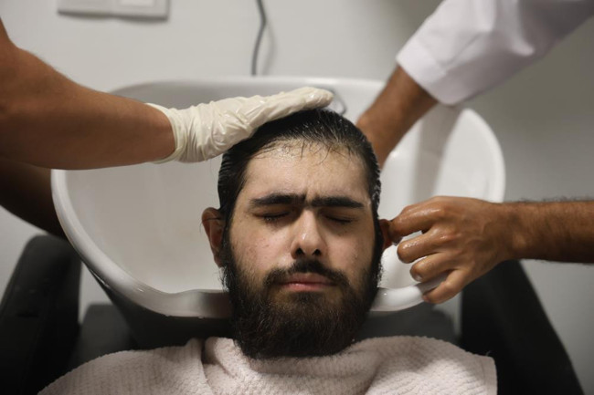 Hatay'da 3 yıldır evden çıkmayan Barış'ı kuaföre ve hamama götürdüler! "Banyo güzeldi ama hiçbir şey değişeceğini sanmıyorum" - Resim : 7