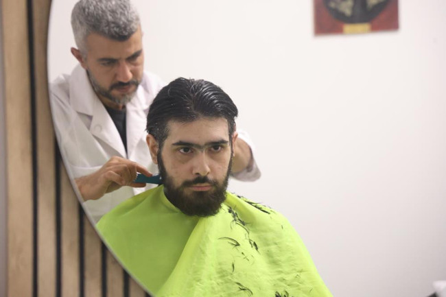 Hatay'da 3 yıldır evden çıkmayan Barış'ı kuaföre ve hamama götürdüler! "Banyo güzeldi ama hiçbir şey değişeceğini sanmıyorum" - Resim : 5