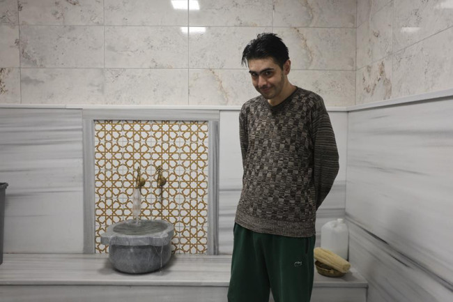 Hatay'da 3 yıldır evden çıkmayan Barış'ı kuaföre ve hamama götürdüler! "Banyo güzeldi ama hiçbir şey değişeceğini sanmıyorum" - Resim : 4