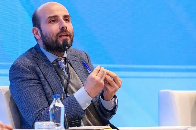 Yabancı dil sorunu tarihe karışıyor! Kablosuz kulaklıklar çeviri yapacak! Google yeni yapay zeka hamlesi Türkiye yolunda!