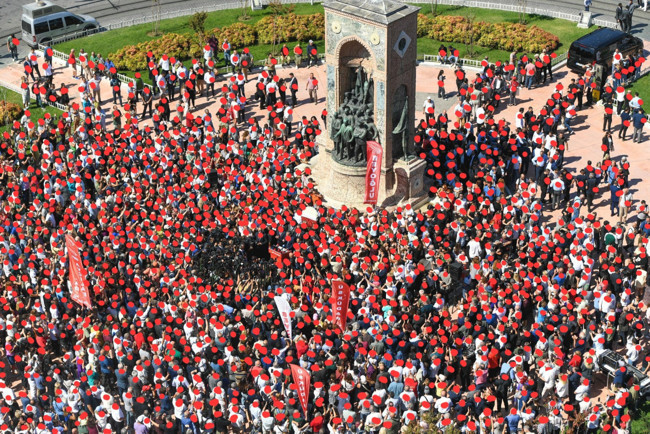 CHP’nin Taksim hezimeti: Özgür Özel 5 bin dedi ama tek tek sayıldı, sadece 1400 kişi vardı!
