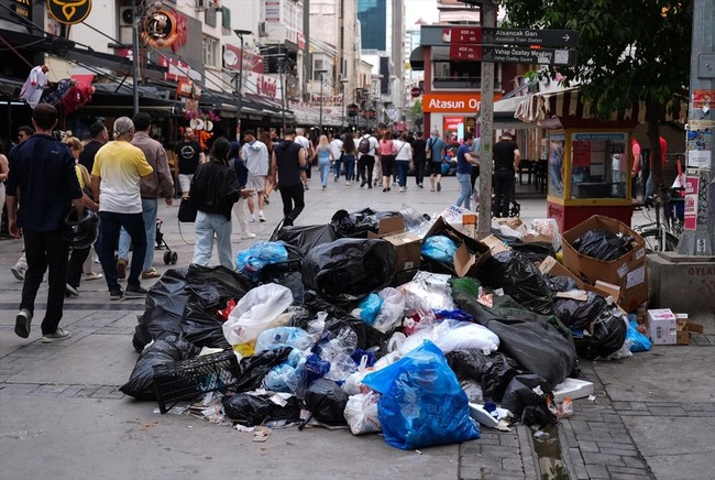 İzmir’de sokaklar çöple doldu! Özdil’den şaşırtan çıkış: İzmir'in çöpünü ben toplarım!