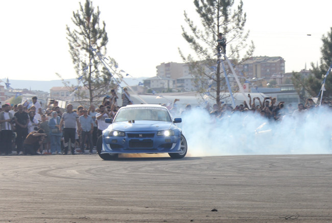 Burada drift yapmak serbest! Sivas’ta gençler için drift pisti açıldı: İlk gösteride araç alev aldı