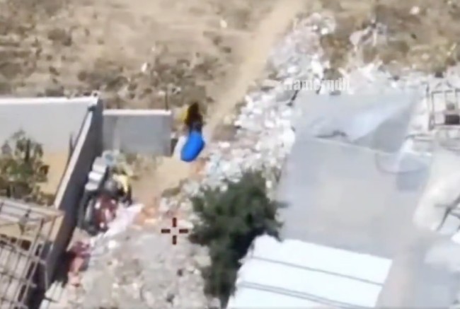 İsrail alçaklığa doymuyor! Yine çocuk vurdular... Gazze’de su taşıyan çocukları İHA ile katlettiler!