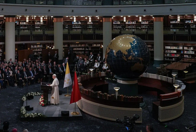 Papa ziyaretinde özel detay! Papa 14. Leo'ya Külliye'de Tala'al Bedru Aleyna ilahisi dinletildi