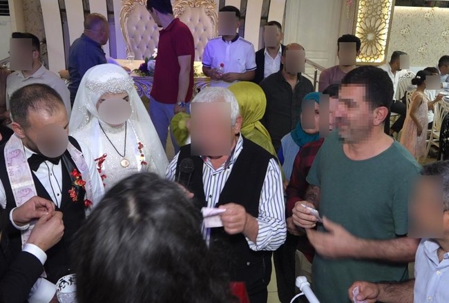 Adana’da akıl almaz düğün vurgunu: Davetsiz misafir 100 bin TL’lik takıyı çalıp kayıplara karıştı