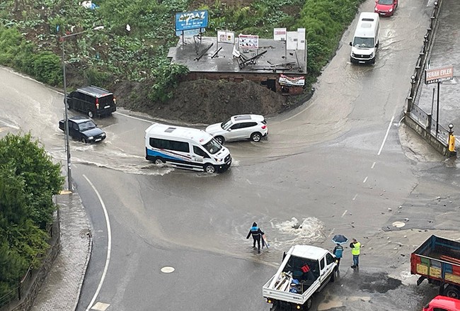Trabzon'da yaz yağmuru sele döndü! Uzun zamandır böylesi görülmedi: Cadde ve sokaklar suyla doldu!