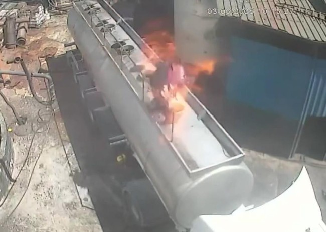 Ağzında sigarayla açtı, tanker kapağı bomba gibi patladı! Dehşet anı kamerada - Resim : 2