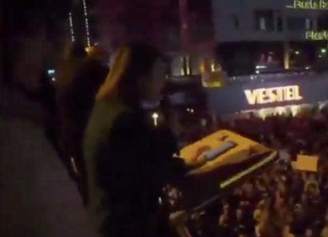 Yasadışı protestolarda Gençliğe Hitabe fiyaskosu! CHP'li başkan yanlış okudu, kalabalık yuhaladı!