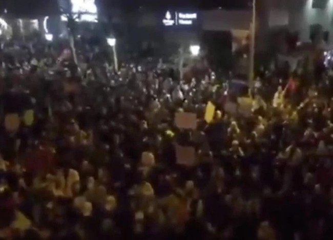 Yasadışı protestolarda Gençliğe Hitabe fiyaskosu! CHP'li başkan yanlış okudu, kalabalık yuhaladı! - Resim : 2