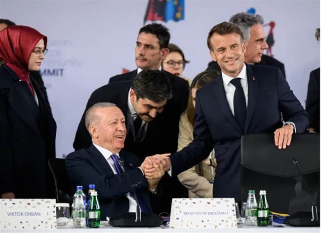 Cumhurbaşkanı Erdoğan rövanşı da Macron'a vermedi! NATO Zirvesi'ndeki bu görüntü viral oldu - Resim : 2