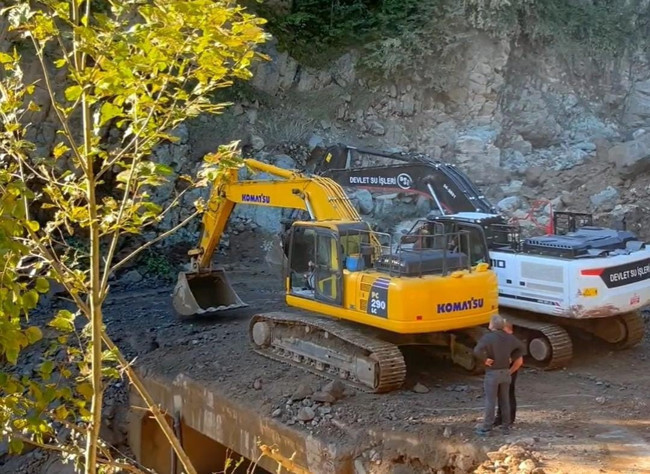 Tonlarca kaya iş makinelerinin titreşimiyle devrildi: Ardeşen’de yol açma savaşı! - Resim : 2