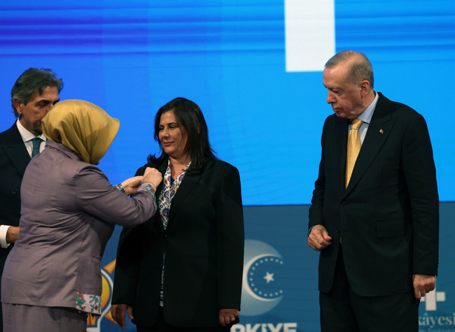 AK Parti'ye katılan Özlem Çerçioğlu rozetini taktı! CHP'ye meydan okudu: Alnım ak, başım dik!