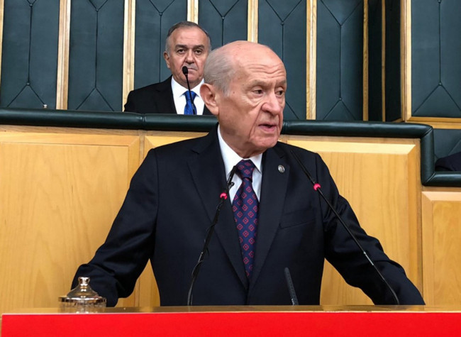 Devlet Bahçeli'den Dervişoğlu'nun sözlerine sert tepki! "Devşirilmiş aslan yavrusu! Bir lafına bakıyorum laf mı diye, bir de söyleyene bakıyorum adam mı diye!"