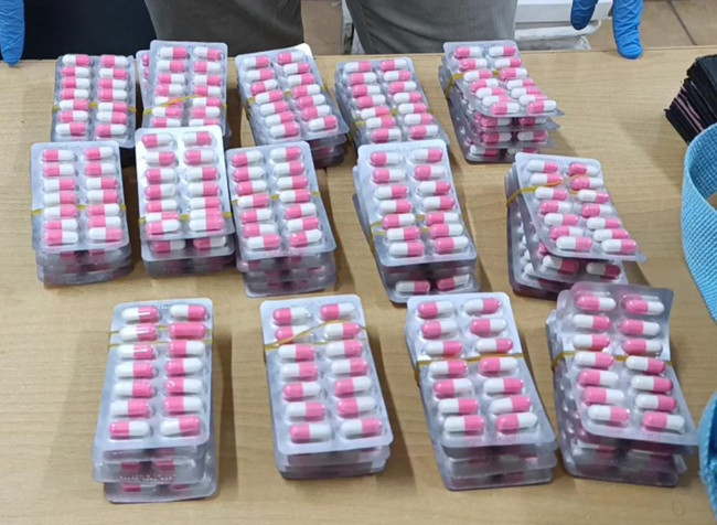 Şeytanın aklına gelmez: Montların astarından uyuşturucu çıktı! Aksaray’da jandarma uyuşturucu sevkiyatına darbe vurdu - Resim : 3