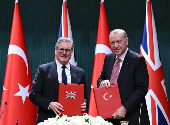 Ege’de dengeler değişiyor! Türkiye ile İngiltere’den dev savunma hamlesi: 44 Eurofighter geliyor! Dünya basını manşet yaptı...