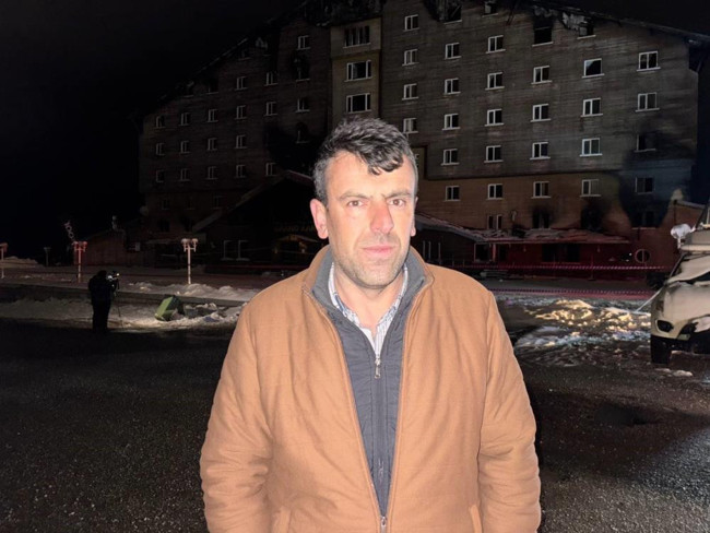 78 kişiye mezar olan Grand Kartal Otel'in önünde 'hatıra fotoğrafı' çektiren aile şoke etti! - Resim : 2