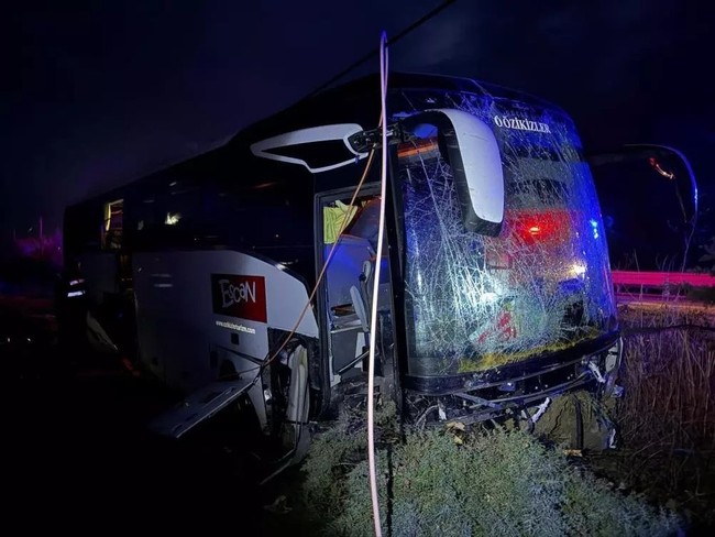 Yunanistan'dan gelen yolcu otobüsü Çanakkale'de kaza yaptı: 3'ü ağır 11 yaralı var... - Resim : 2